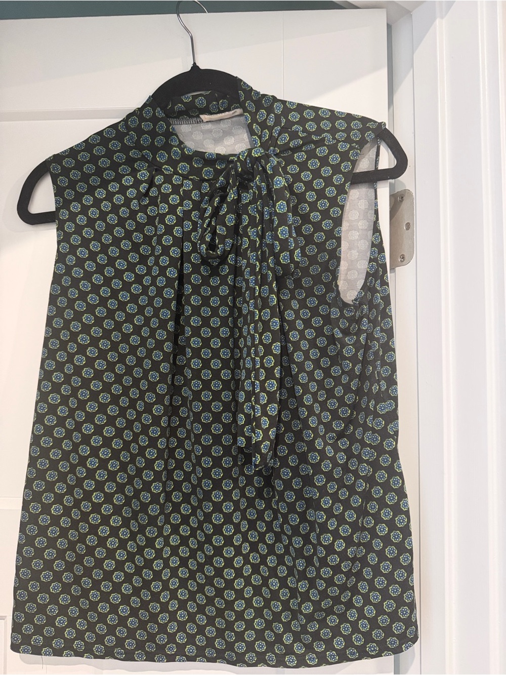 Tiffany & Grey Size XL Sleeveless Tie-Neck Blouse in Black with Blue-Green Print